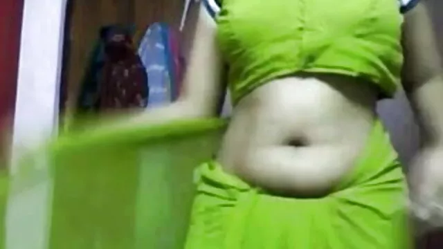மாற்றாந்தாய் பெண்ணின் புண்டைக்குள் சறுக்குகிறது மேல் hd xxx