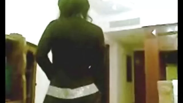 டீன் bestindiansex ஏஜ் மகள் மற்றும் காதலி அவளது சித்தப்பாவைப் பிடிக்கிறார்கள்