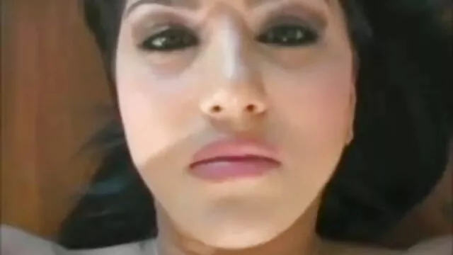 கிழிந்த மார்பளவு குழந்தை கடினமாகவும் ஆழமாகவும் சிறந்த ஆபாச லெஸ்பியன் துளையிடப்படுகிறது