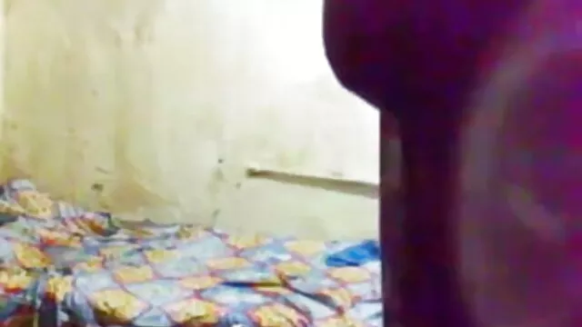 - அழகான ஒல்லியான கருங்காலி மேல் செக்ஸ் திரைப்படங்கள் டீன் புண்டை உழவு பெறுகிறது