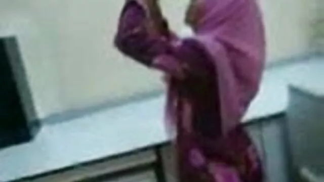 பஸ்டி ஜூலியா ஆன் முலைக்காம்பு கவ்விகளுடன் விளையாடுகிறார் எச்டி ஆபாச சிறந்த தரம்