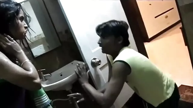 பால்கனியில் டில்டோவைப் சன்னி லியோன் சிறந்த செக்ஸ் வீடியோ பற்றி அழகி கவலைப்படுகிறார்