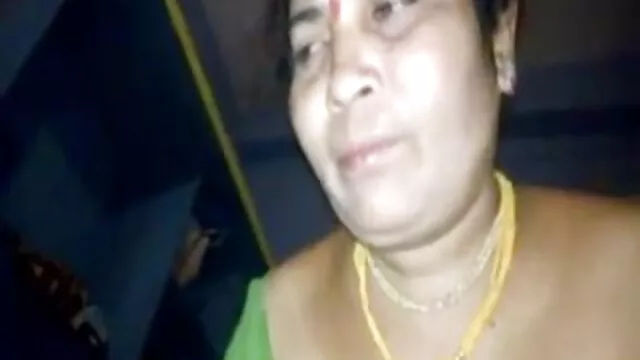 பிரகாசமான - கருப்பு நிறத்தில் கருப்பு - ஒரு பெரிய பெண் சேரி இந்த பாம்பின் மேல் மற்றும் கீழ் நோக்கி குதிக்கிறது xxx சிறந்த com