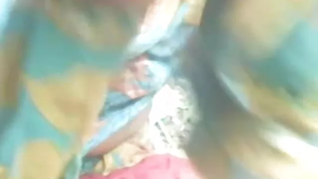 சூடான பாஸ்ட் xnxx டீன் குளத்தில் தனது செல்வத்தை சுழல்கிறார்