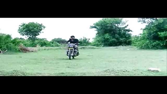 சைரன் ட x உச்சரிப்பு டி மெர் தனது மகனைக் கொள்ளையடிக்க முயன்றார்